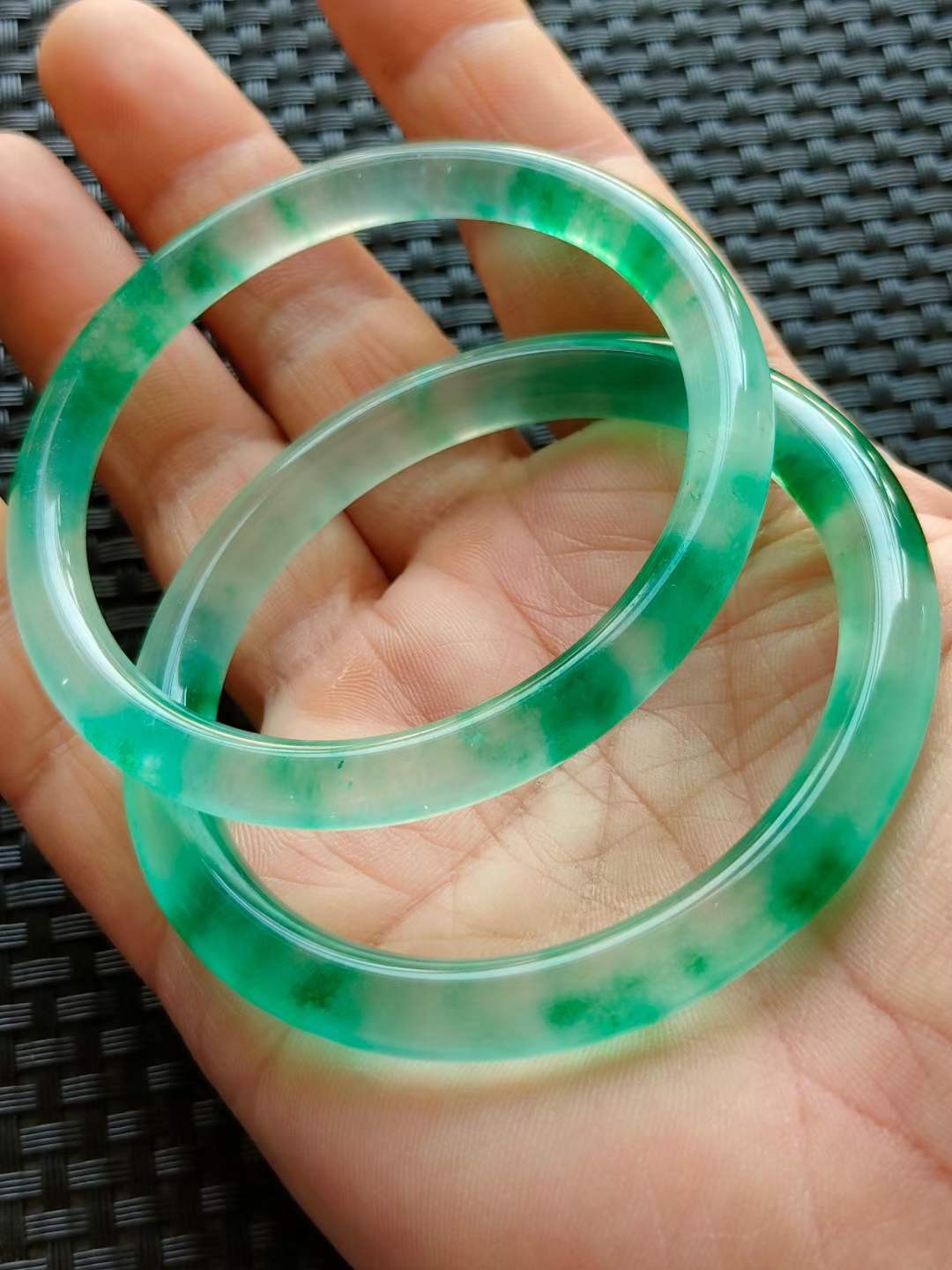 红木盒装顶级冰种帝王翡翠手镯，水头足，质地细腻纯净无瑕疵，颜色为纯正、明亮、浓郁、非常漂亮。重49克