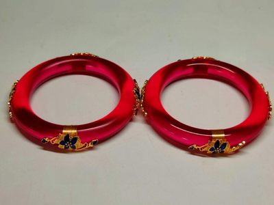 漆器盒装景泰蓝银鎏金镶宝石手镯 ，晶莹剔透，光彩夺目，硬度达九以上，精美漂亮，佩戴大气！ 漆器盒装景泰蓝银鎏金镶宝石手镯 ，晶莹剔透，光彩夺目，硬度达九以上，精美漂亮，佩戴大气！