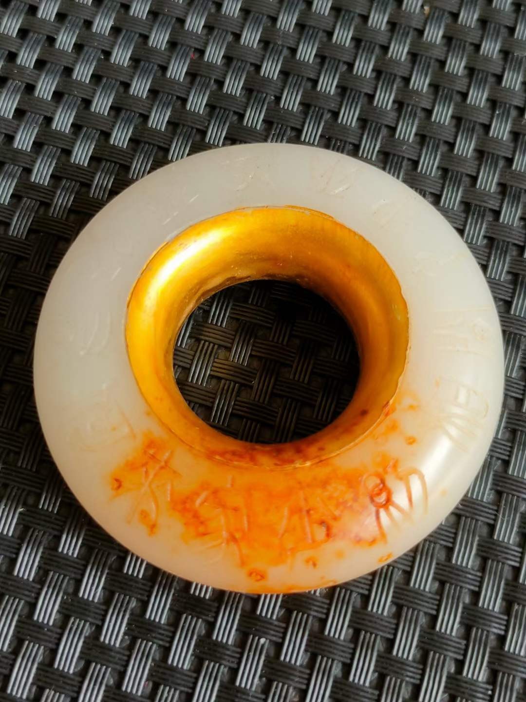 老刺绣盒装顶级冰种帝王绿翡翠手镯，水头足，质地细腻纯净无瑕疵，颜色为纯正、明亮、浓郁、非常漂亮。重238克