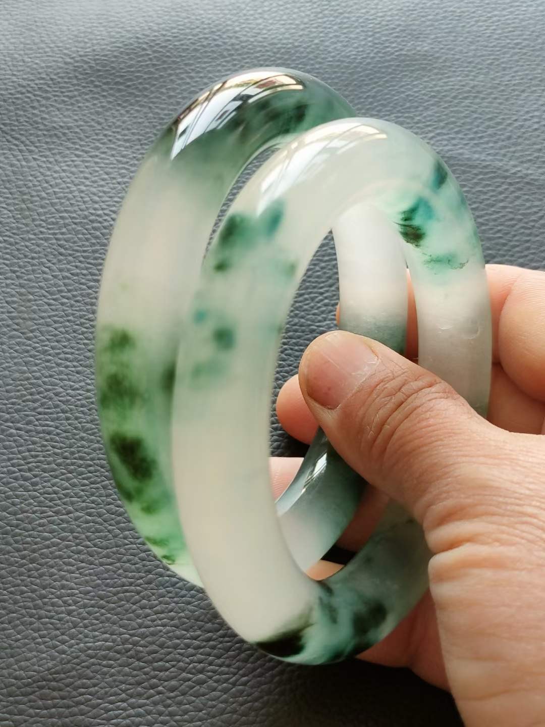 漆器盒装景泰蓝银鎏金镶宝石手镯 ，晶莹剔透，光彩夺目，硬度达九以上，精美漂亮，佩戴大气！