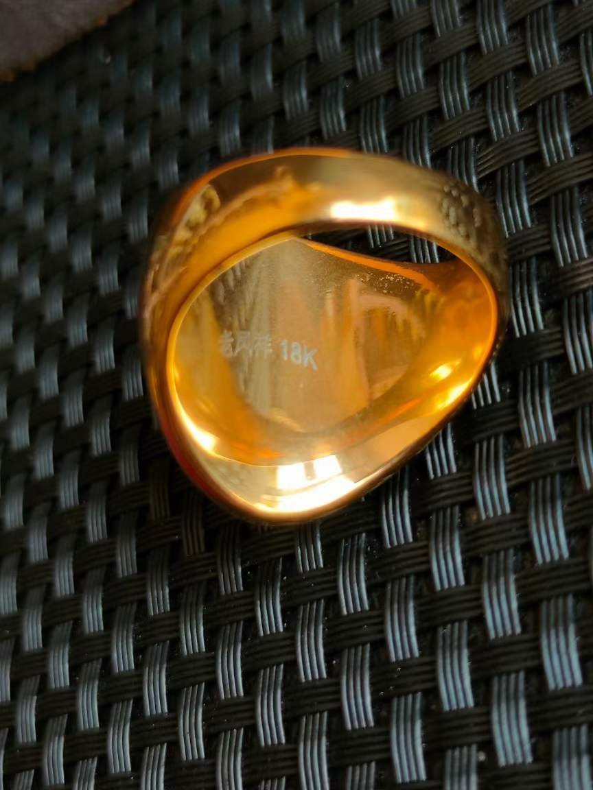 老刺绣盒装银镶顶级冰种翡翠戒指💍+顶级冰种帝王绿翡翠手镯，水头足，质地细腻纯净无瑕疵，颜色为纯正、明亮、浓郁、非常漂亮。