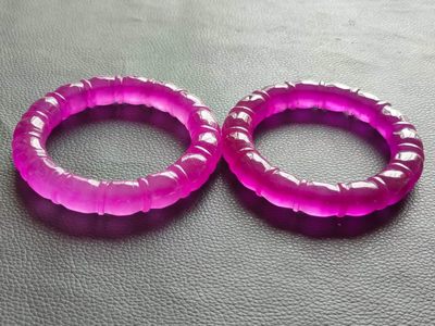 老刺绣盒装顶级冰种帝王翡翠手镯，水头足，质地细腻纯净无瑕疵，颜色为纯正、明亮、浓郁、非常漂亮。 老刺绣盒装顶级冰种帝王翡翠手镯，水头足，质地细腻纯净无瑕疵，颜色为纯正、明亮、浓郁、非常漂亮。