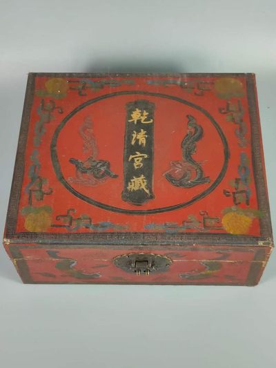 楠木描金盒装宝石手镯 ，晶莹剔透，光彩夺目，硬度达九以上，精美漂亮，佩戴大气！ 楠木描金盒装宝石手镯 ，晶莹剔透，光彩夺目，硬度达九以上，精美漂亮，佩戴大气！