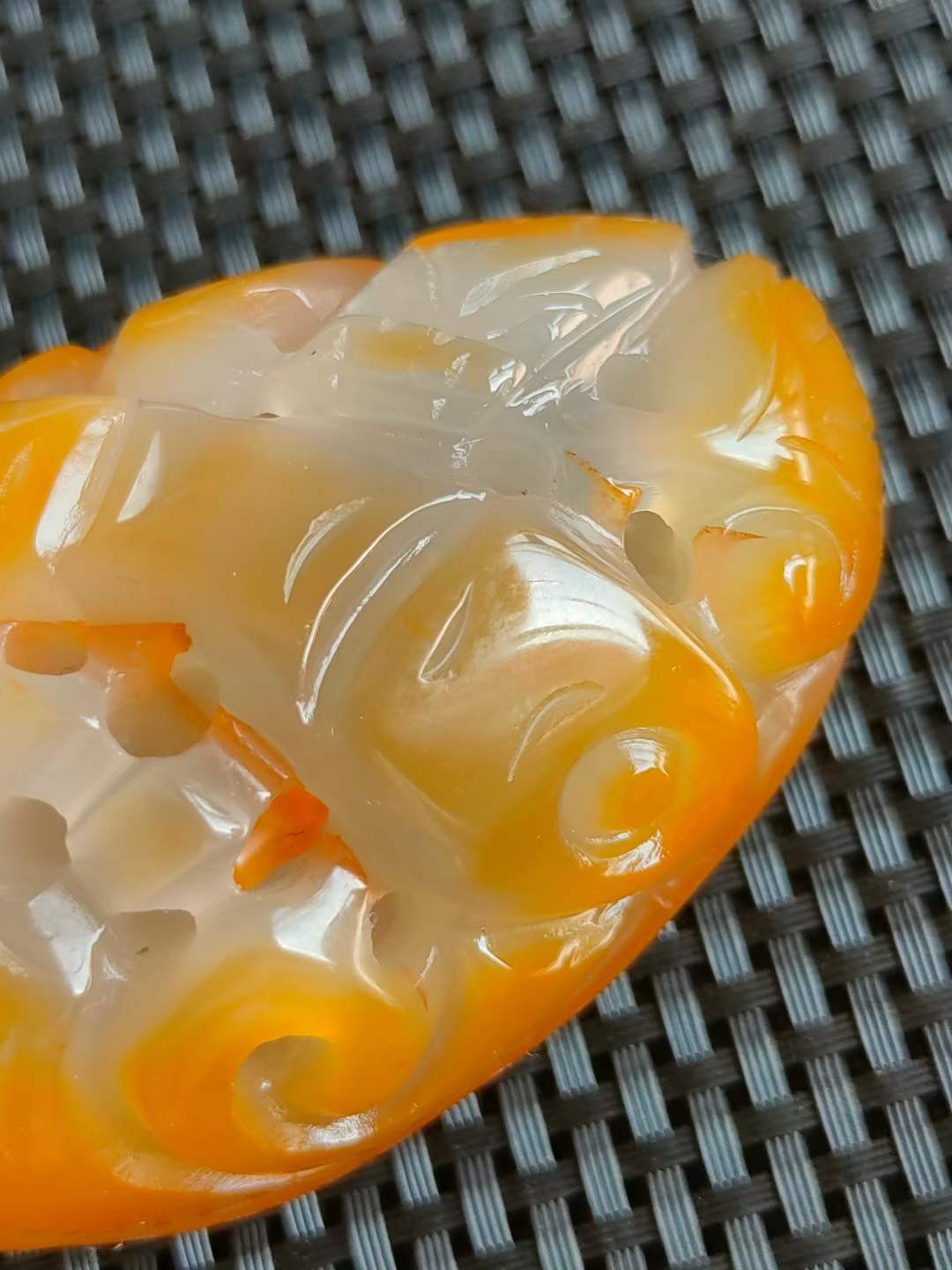 精品和田玉，缕空雕刻，玉质细腻油润，底庄干净。