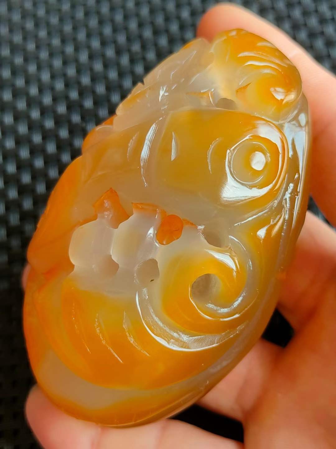 精品和田玉，缕空雕刻，玉质细腻油润，底庄干净。