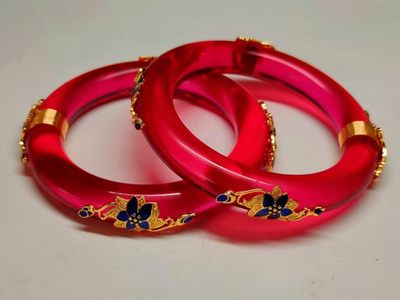 漆器盒装景泰蓝银鎏金镶宝石手镯 ，晶莹剔透，光彩夺目，硬度达九以上，精美漂亮，佩戴大气！ 漆器盒装景泰蓝银鎏金镶宝石手镯 ，晶莹剔透，光彩夺目，硬度达九以上，精美漂亮，佩戴大气！