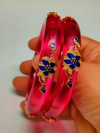 漆器盒装景泰蓝银鎏金镶宝石手镯 ，晶莹剔透，光彩夺目，硬度达九以上，精美漂亮，佩戴大气！ 漆器盒装景泰蓝银鎏金镶宝石手镯 ，晶莹剔透，光彩夺目，硬度达九以上，精美漂亮，佩戴大气！