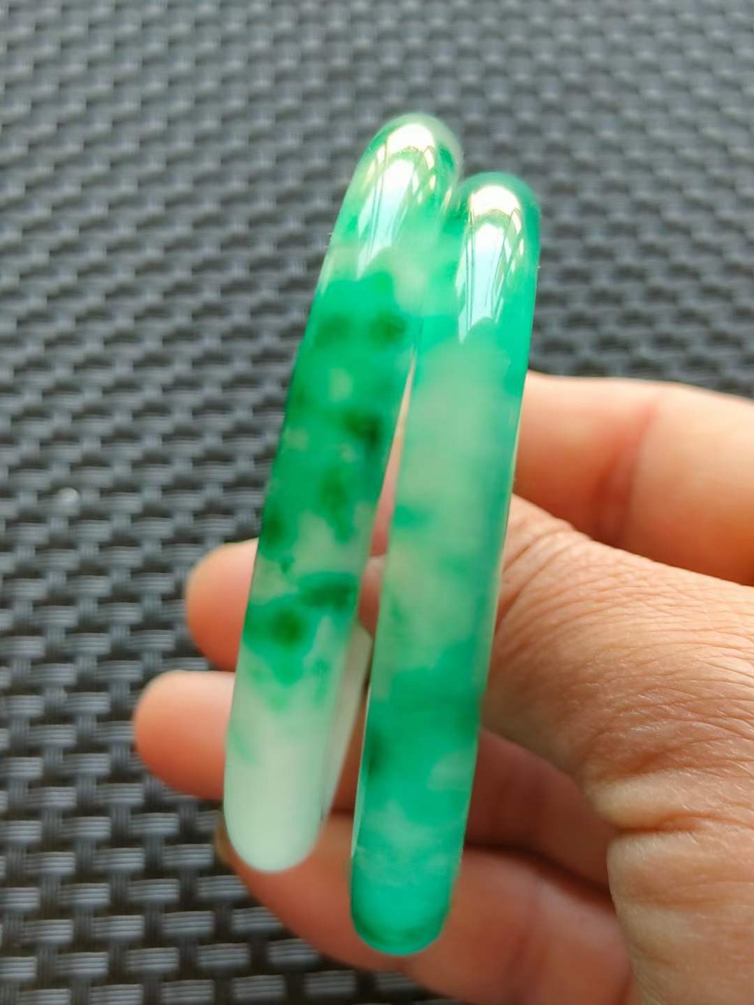红木盒装顶级冰种帝王翡翠手镯，水头足，质地细腻纯净无瑕疵，颜色为纯正、明亮、浓郁、非常漂亮。重56克