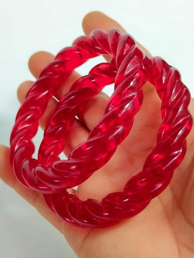 楠木描金盒装宝石手镯 ，晶莹剔透，光彩夺目，硬度达九以上，精美漂亮，佩戴大气！ 楠木描金盒装宝石手镯 ，晶莹剔透，光彩夺目，硬度达九以上，精美漂亮，佩戴大气！