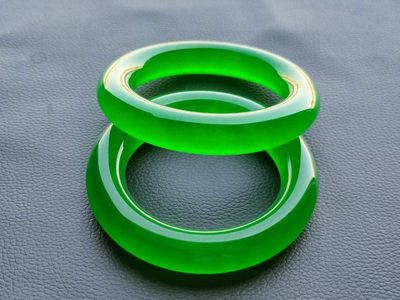 大漆楠木描金盒装顶级冰种帝王绿翡翠手镯，水头足，质地细腻纯净无瑕疵，颜色为纯正、明亮、浓郁、非常漂亮。 大漆楠木描金盒装顶级冰种帝王绿翡翠手镯，水头足，质地细腻纯净无瑕疵，颜色为纯正、明亮、浓郁、非常漂亮。