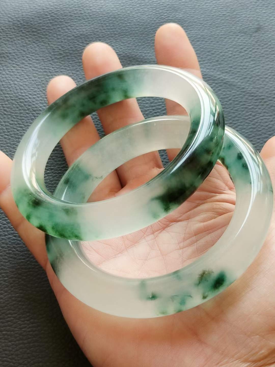 楠木描金盒装顶级冰种帝王翡翠手镯，水头足，质地细腻纯净无瑕疵，颜色为纯正、明亮、浓郁、非常漂亮。