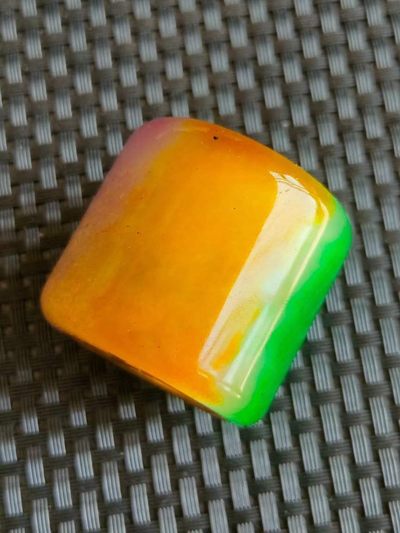 银鎏金镶顶级冰种帝王绿翡翠板指，水头足，质地细腻纯净无瑕疵，颜色为纯正、明亮、浓郁、非常漂亮。 银鎏金镶顶级冰种帝王绿翡翠板指，水头足，质地细腻纯净无瑕疵，颜色为纯正、明亮、浓郁、非常漂亮。