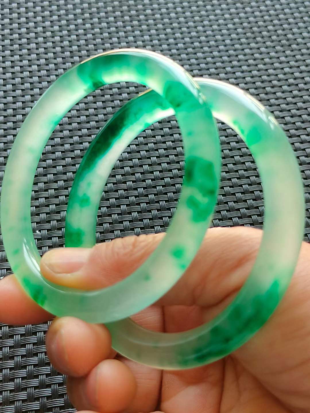 红木盒装顶级冰种帝王翡翠手镯，水头足，质地细腻纯净无瑕疵，颜色为纯正、明亮、浓郁、非常漂亮。重85克