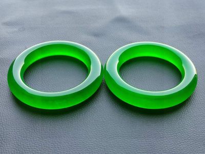 大漆楠木描金盒装顶级冰种帝王绿翡翠手镯，水头足，质地细腻纯净无瑕疵，颜色为纯正、明亮、浓郁、非常漂亮。 大漆楠木描金盒装顶级冰种帝王绿翡翠手镯，水头足，质地细腻纯净无瑕疵，颜色为纯正、明亮、浓郁、非常漂亮。