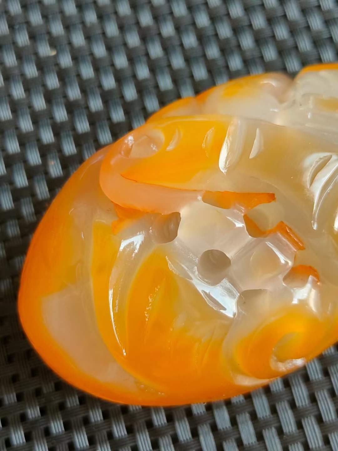 精品和田玉，缕空雕刻，玉质细腻油润，底庄干净。