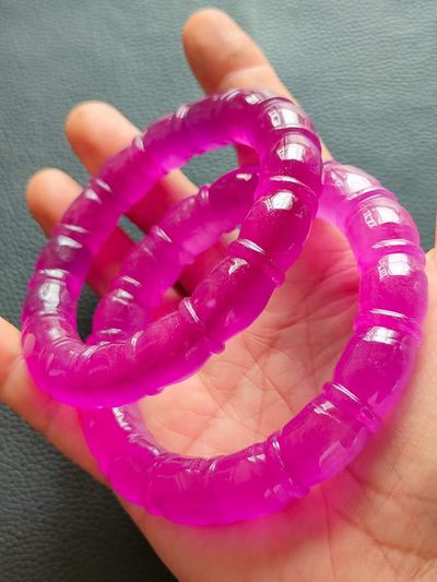 老刺绣盒装顶级冰种帝王翡翠手镯，水头足，质地细腻纯净无瑕疵，颜色为纯正、明亮、浓郁、非常漂亮。 老刺绣盒装顶级冰种帝王翡翠手镯，水头足，质地细腻纯净无瑕疵，颜色为纯正、明亮、浓郁、非常漂亮。