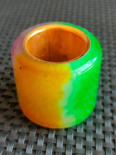 银鎏金镶顶级冰种帝王绿翡翠板指，水头足，质地细腻纯净无瑕疵，颜色为纯正、明亮、浓郁、非常漂亮。 银鎏金镶顶级冰种帝王绿翡翠板指，水头足，质地细腻纯净无瑕疵，颜色为纯正、明亮、浓郁、非常漂亮。