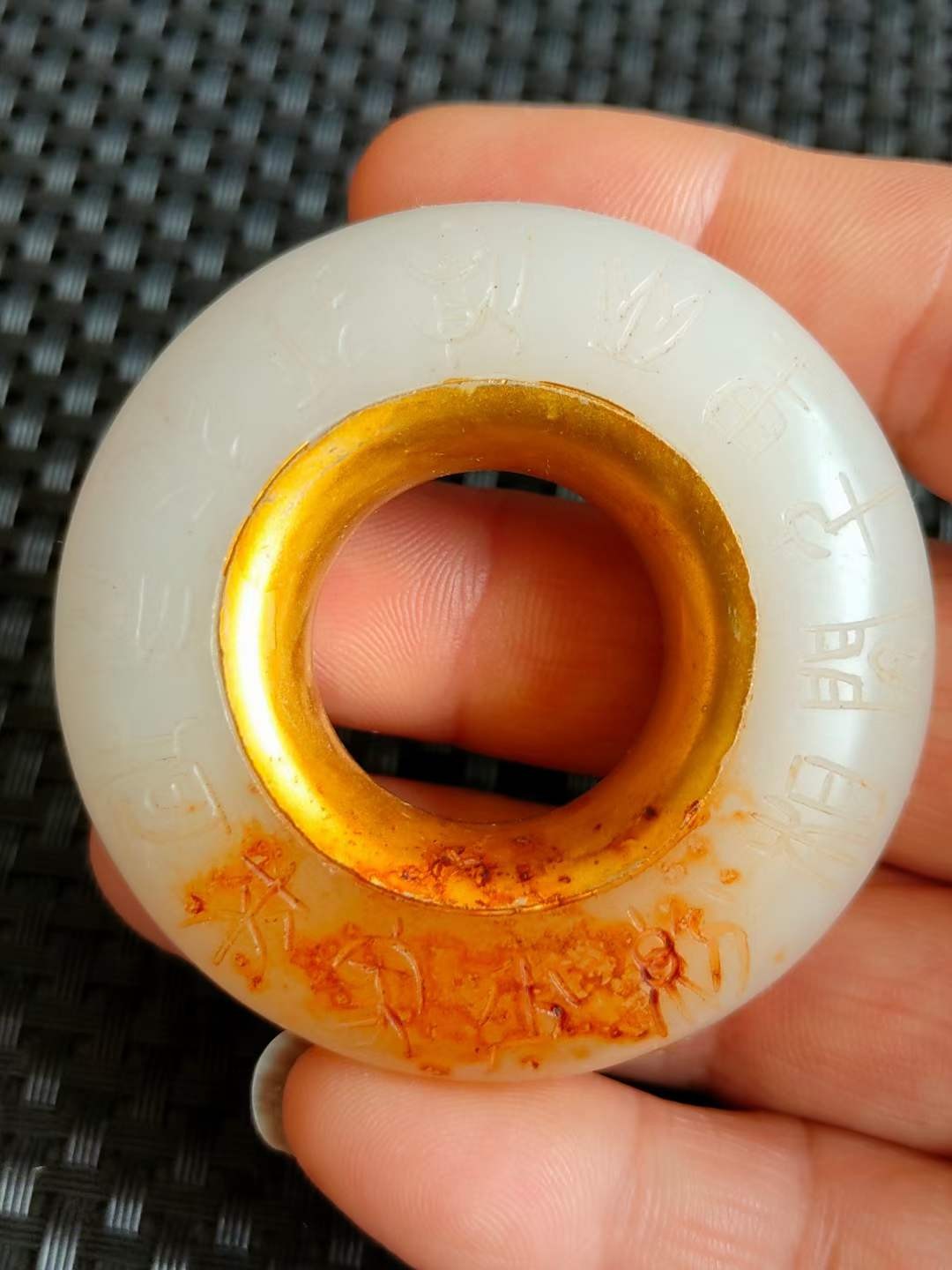 老刺绣盒装顶级冰种帝王绿翡翠手镯，水头足，质地细腻纯净无瑕疵，颜色为纯正、明亮、浓郁、非常漂亮。重238克
