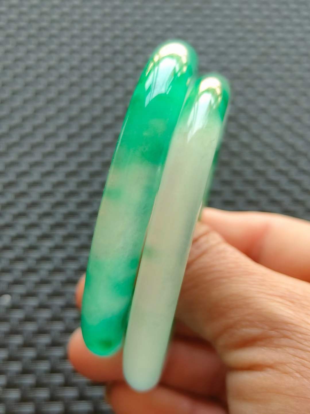 红木盒装顶级冰种帝王翡翠手镯，水头足，质地细腻纯净无瑕疵，颜色为纯正、明亮、浓郁、非常漂亮。重56克