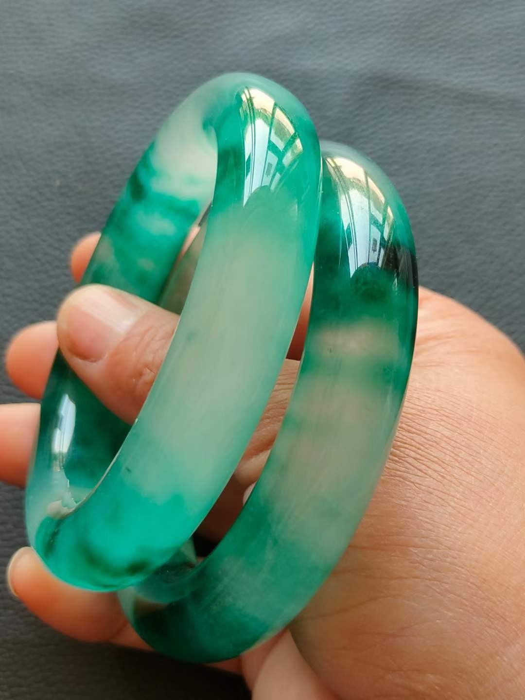 漆器盒装景泰蓝银鎏金镶宝石手镯 ，晶莹剔透，光彩夺目，硬度达九以上，精美漂亮，佩戴大气！