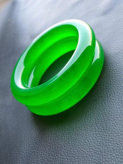 大漆楠木描金盒装顶级冰种帝王绿翡翠手镯，水头足，质地细腻纯净无瑕疵，颜色为纯正、明亮、浓郁、非常漂亮。 大漆楠木描金盒装顶级冰种帝王绿翡翠手镯，水头足，质地细腻纯净无瑕疵，颜色为纯正、明亮、浓郁、非常漂亮。