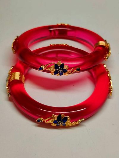 漆器盒装景泰蓝银鎏金镶宝石手镯 ，晶莹剔透，光彩夺目，硬度达九以上，精美漂亮，佩戴大气！ 漆器盒装景泰蓝银鎏金镶宝石手镯 ，晶莹剔透，光彩夺目，硬度达九以上，精美漂亮，佩戴大气！