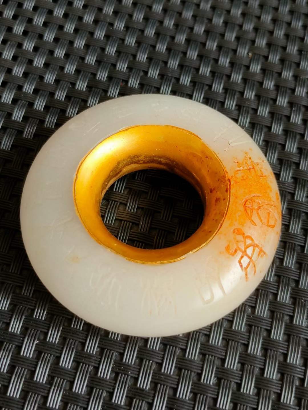 老刺绣盒装顶级冰种帝王绿翡翠手镯，水头足，质地细腻纯净无瑕疵，颜色为纯正、明亮、浓郁、非常漂亮。重238克