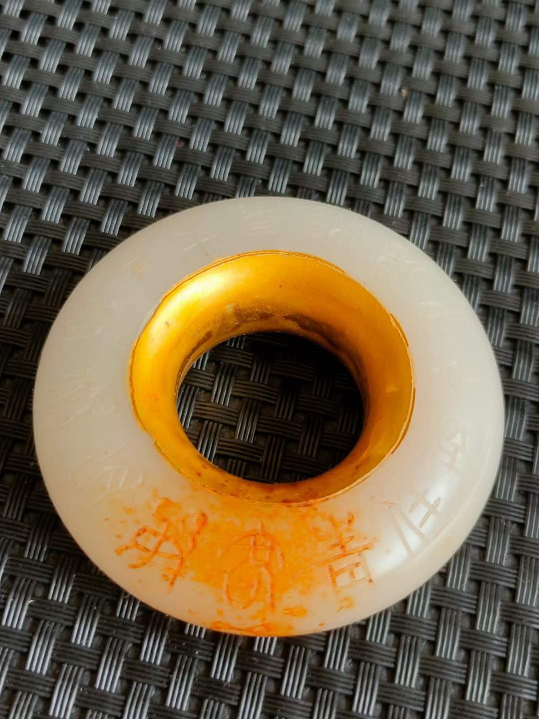 老刺绣盒装顶级冰种帝王绿翡翠手镯，水头足，质地细腻纯净无瑕疵，颜色为纯正、明亮、浓郁、非常漂亮。重238克