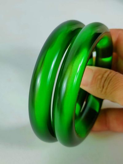 楠木描金盒装宝石手镯 ，晶莹剔透，光彩夺目，硬度达九以上，精美漂亮，佩戴大气！ 楠木描金盒装宝石手镯 ，晶莹剔透，光彩夺目，硬度达九以上，精美漂亮，佩戴大气！