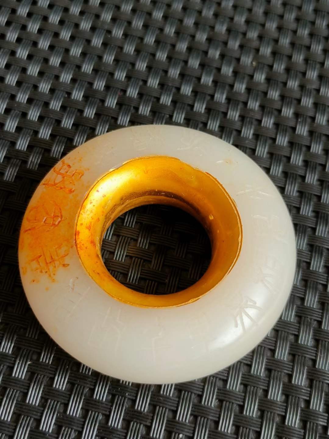老刺绣盒装顶级冰种帝王绿翡翠手镯，水头足，质地细腻纯净无瑕疵，颜色为纯正、明亮、浓郁、非常漂亮。重238克