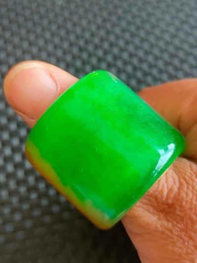 银鎏金镶顶级冰种帝王绿翡翠板指，水头足，质地细腻纯净无瑕疵，颜色为纯正、明亮、浓郁、非常漂亮。 银鎏金镶顶级冰种帝王绿翡翠板指，水头足，质地细腻纯净无瑕疵，颜色为纯正、明亮、浓郁、非常漂亮。