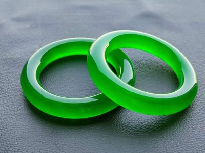 老刺绣盒装顶级冰种帝王绿翡翠手镯，水头足，质地细腻纯净无瑕疵，颜色为纯正、明亮、浓郁、非常漂亮。重238克 老刺绣盒装顶级冰种帝王绿翡翠手镯，水头足，质地细腻纯净无瑕疵，颜色为纯正、明亮、浓郁、非常漂亮。重238克