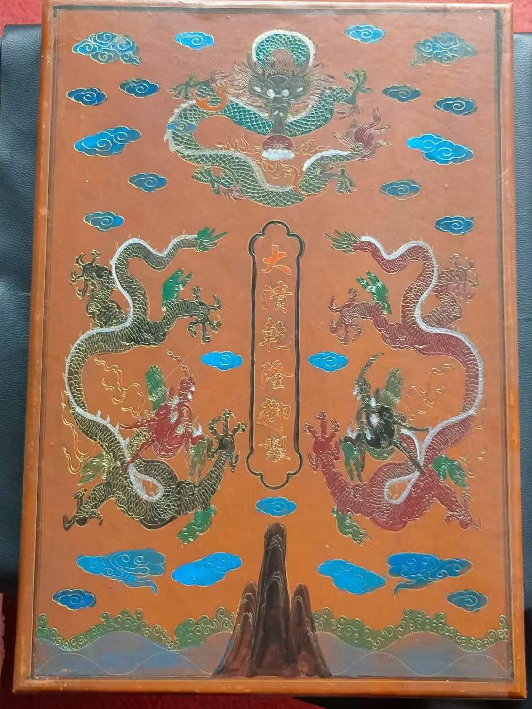 楠木描金盒装顶级冰种帝王绿翡翠手镯+银鎏金镶星光宝石戒指💍+银镶顶级翡翠戒指💍 ，水头足，质地细腻纯净无瑕疵，颜色为纯正、明亮、浓郁、非常漂亮。