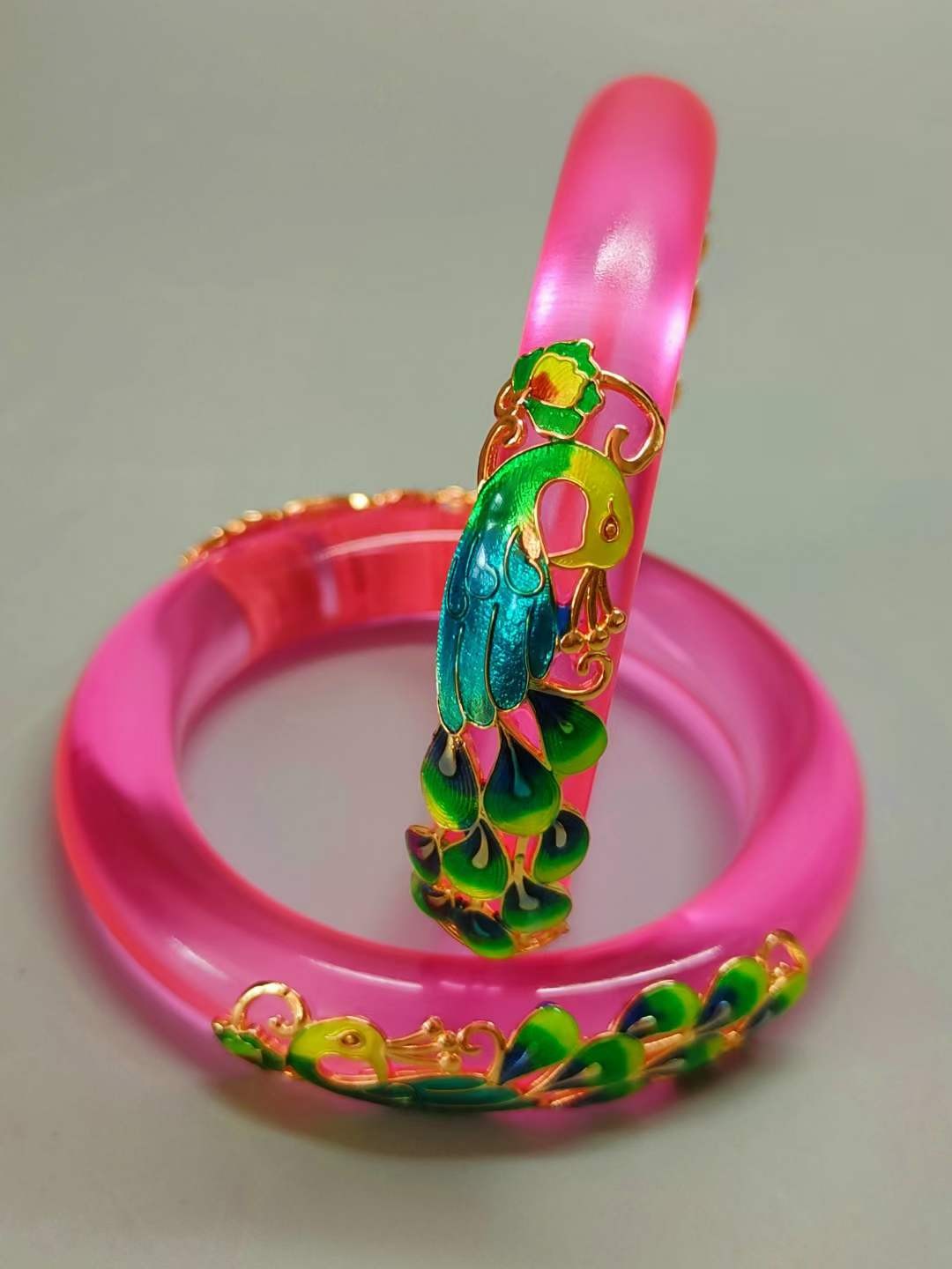 漆器盒装景泰蓝银鎏金宝石手镯 ，晶莹剔透，光彩夺目，硬度达九以上，精美漂亮，佩戴大气！重240克