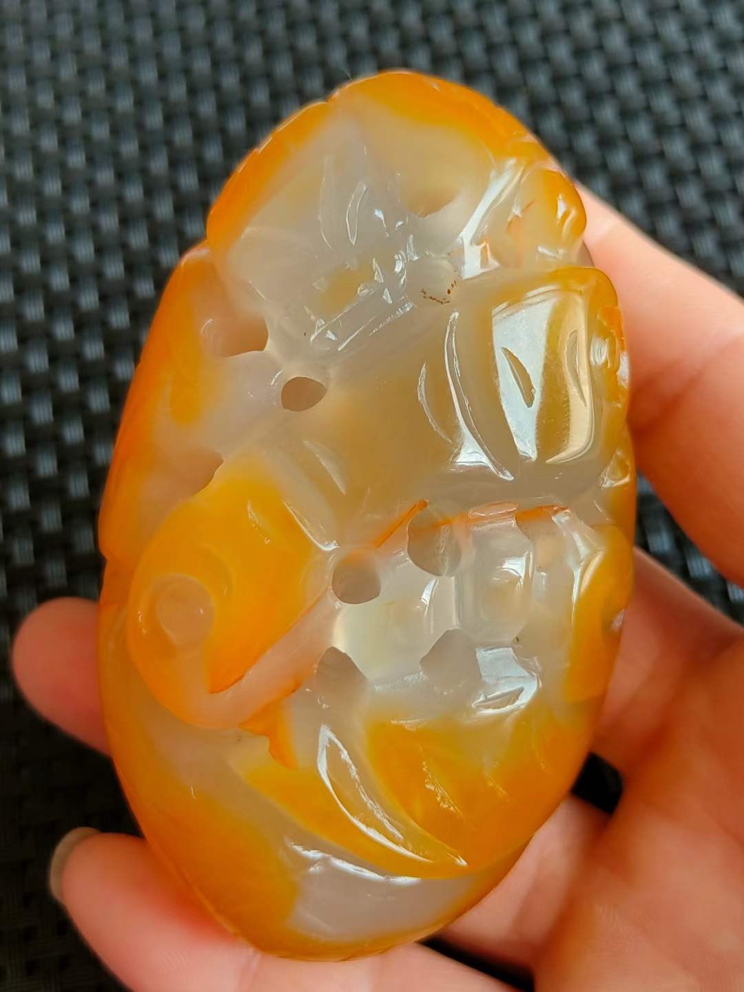 精品和田玉，缕空雕刻，玉质细腻油润，底庄干净。