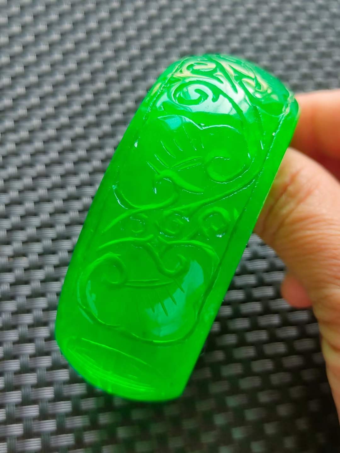 楠木描金盒装顶级冰种帝王翡翠手镯，水头足，质地细腻纯净无瑕疵，颜色为纯正、明亮、浓郁、非常漂亮。重100克