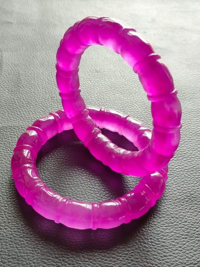 老刺绣盒装顶级冰种帝王翡翠手镯，水头足，质地细腻纯净无瑕疵，颜色为纯正、明亮、浓郁、非常漂亮。 老刺绣盒装顶级冰种帝王翡翠手镯，水头足，质地细腻纯净无瑕疵，颜色为纯正、明亮、浓郁、非常漂亮。