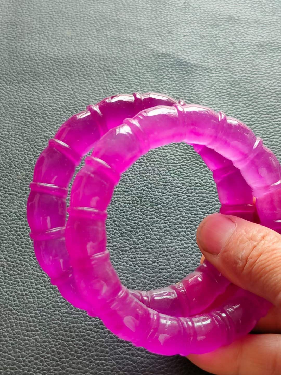老刺绣盒装顶级冰种帝王翡翠手镯，水头足，质地细腻纯净无瑕疵，颜色为纯正、明亮、浓郁、非常漂亮。