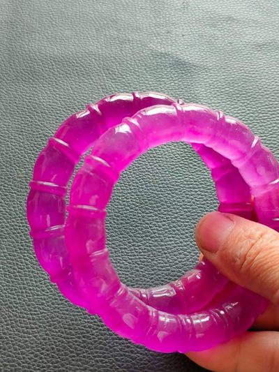 老刺绣盒装顶级冰种帝王翡翠手镯，水头足，质地细腻纯净无瑕疵，颜色为纯正、明亮、浓郁、非常漂亮。 老刺绣盒装顶级冰种帝王翡翠手镯，水头足，质地细腻纯净无瑕疵，颜色为纯正、明亮、浓郁、非常漂亮。