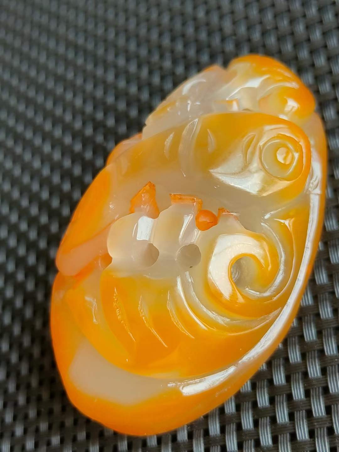 精品和田玉，缕空雕刻，玉质细腻油润，底庄干净。