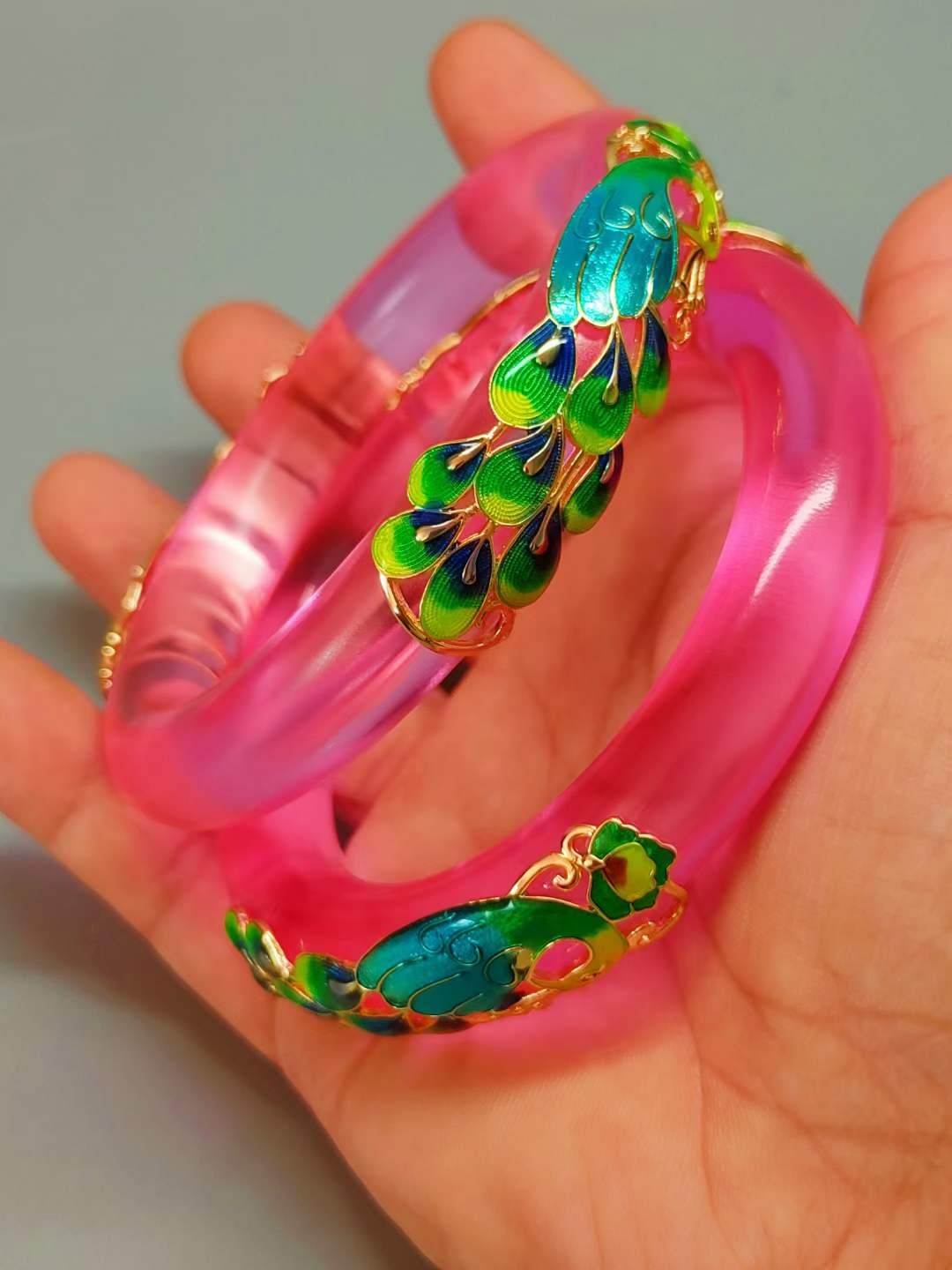 漆器盒装景泰蓝银鎏金宝石手镯 ，晶莹剔透，光彩夺目，硬度达九以上，精美漂亮，佩戴大气！重240克