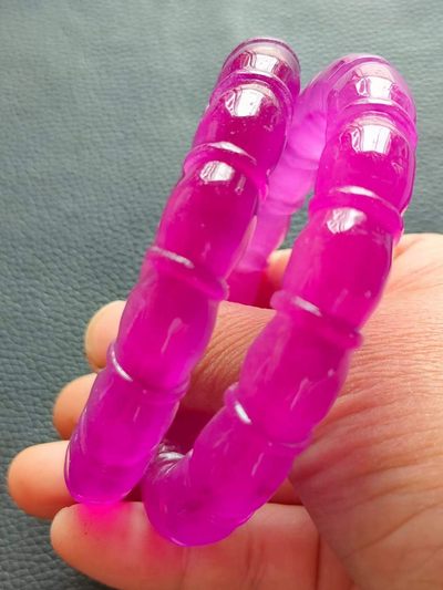 老刺绣盒装顶级冰种帝王翡翠手镯，水头足，质地细腻纯净无瑕疵，颜色为纯正、明亮、浓郁、非常漂亮。 老刺绣盒装顶级冰种帝王翡翠手镯，水头足，质地细腻纯净无瑕疵，颜色为纯正、明亮、浓郁、非常漂亮。