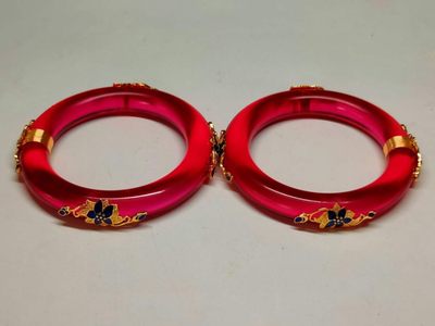 漆器盒装景泰蓝银鎏金镶宝石手镯 ，晶莹剔透，光彩夺目，硬度达九以上，精美漂亮，佩戴大气！ 漆器盒装景泰蓝银鎏金镶宝石手镯 ，晶莹剔透，光彩夺目，硬度达九以上，精美漂亮，佩戴大气！