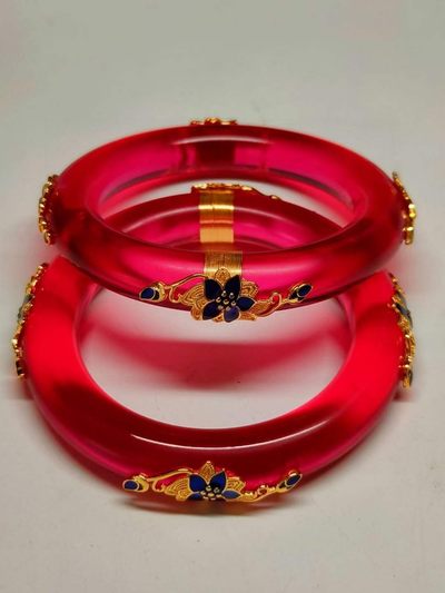 漆器盒装景泰蓝银鎏金镶宝石手镯 ，晶莹剔透，光彩夺目，硬度达九以上，精美漂亮，佩戴大气！ 漆器盒装景泰蓝银鎏金镶宝石手镯 ，晶莹剔透，光彩夺目，硬度达九以上，精美漂亮，佩戴大气！