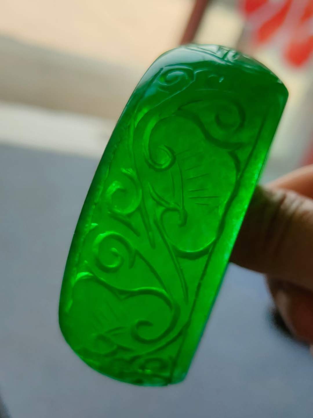 楠木描金盒装顶级冰种帝王翡翠手镯，水头足，质地细腻纯净无瑕疵，颜色为纯正、明亮、浓郁、非常漂亮。重100克