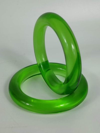 楠木描金盒装宝石手镯 ，晶莹剔透，光彩夺目，硬度达九以上，精美漂亮，佩戴大气！ 楠木描金盒装宝石手镯 ，晶莹剔透，光彩夺目，硬度达九以上，精美漂亮，佩戴大气！