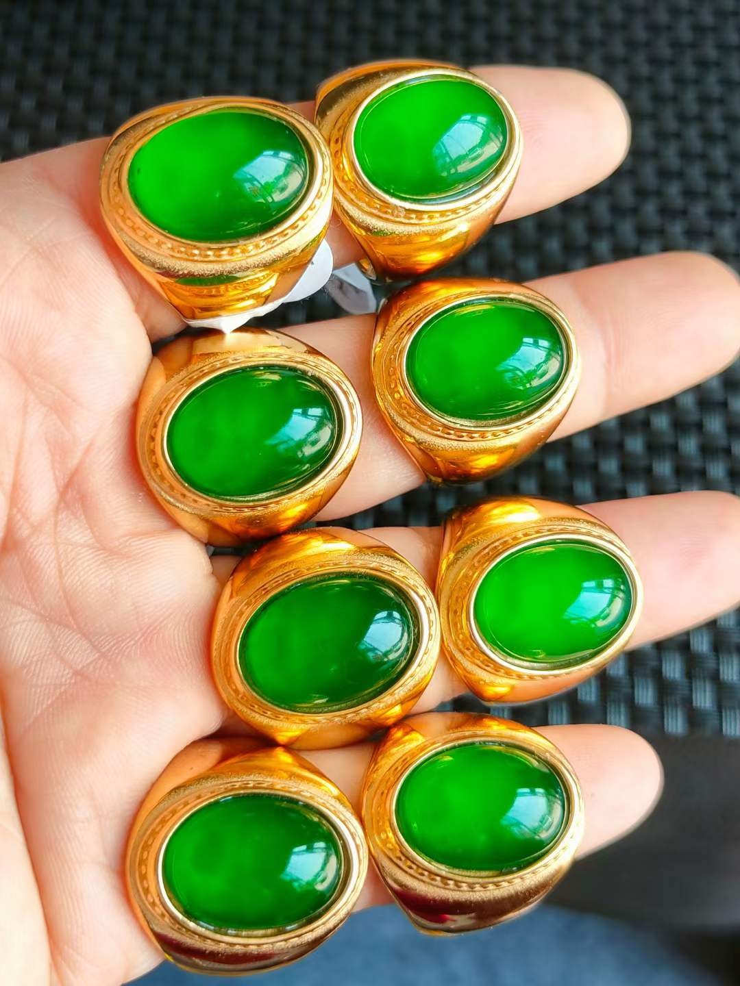 老刺绣盒装银镶顶级冰种翡翠戒指💍+顶级冰种帝王绿翡翠手镯，水头足，质地细腻纯净无瑕疵，颜色为纯正、明亮、浓郁、非常漂亮。