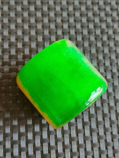 银鎏金镶顶级冰种帝王绿翡翠板指，水头足，质地细腻纯净无瑕疵，颜色为纯正、明亮、浓郁、非常漂亮。 银鎏金镶顶级冰种帝王绿翡翠板指，水头足，质地细腻纯净无瑕疵，颜色为纯正、明亮、浓郁、非常漂亮。