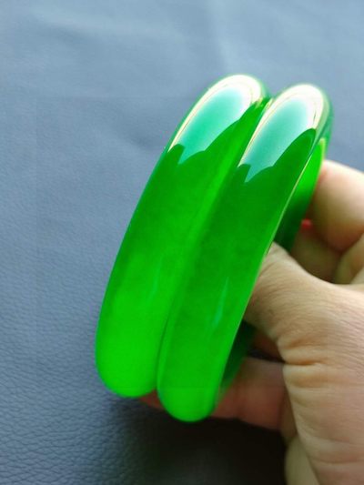 老刺绣盒装顶级冰种帝王绿翡翠手镯，水头足，质地细腻纯净无瑕疵，颜色为纯正、明亮、浓郁、非常漂亮。重238克 老刺绣盒装顶级冰种帝王绿翡翠手镯，水头足，质地细腻纯净无瑕疵，颜色为纯正、明亮、浓郁、非常漂亮。重238克