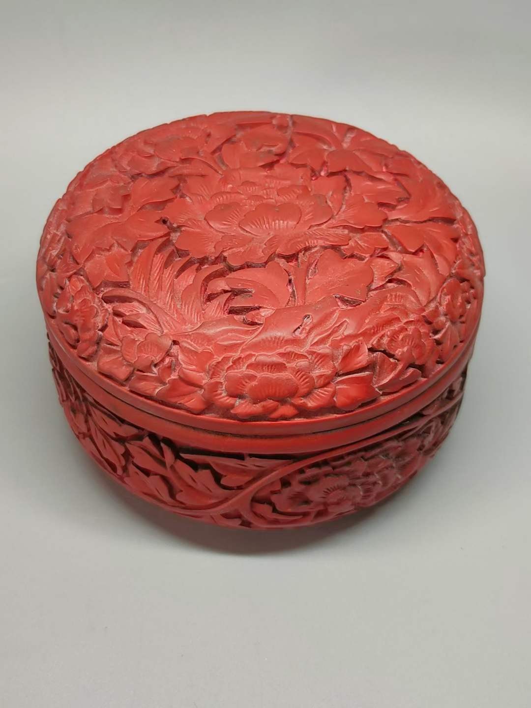 漆器盒装景泰蓝银鎏金镶宝石手镯 ，晶莹剔透，光彩夺目，硬度达九以上，精美漂亮，佩戴大气！